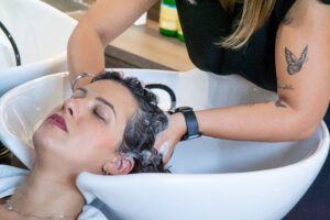Capelli ricci curati con metodo e costanza, senza effetti temporanei